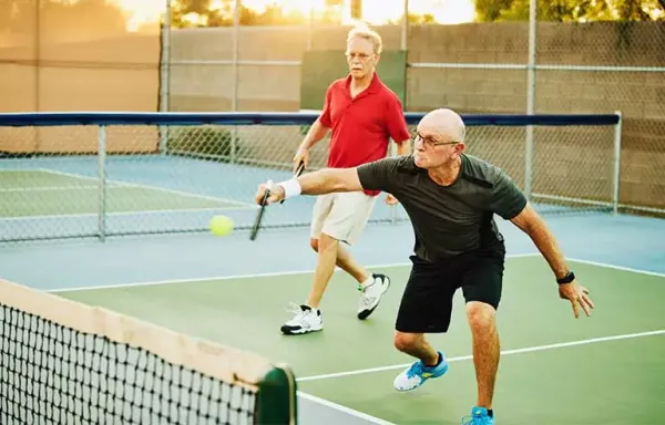 Le Pickleball et les blessures : arrête de te blesser bêtement (et joue 20 ans de plus)